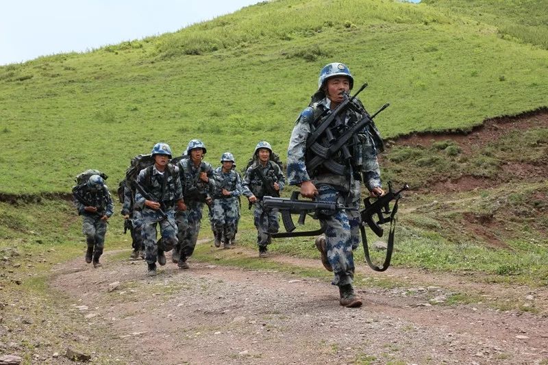 空降兵某特战旅的极限训练了解一下