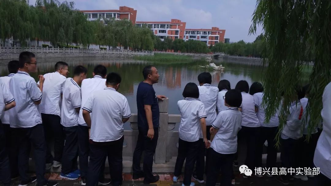 实验部学生熟悉博兴二中校园