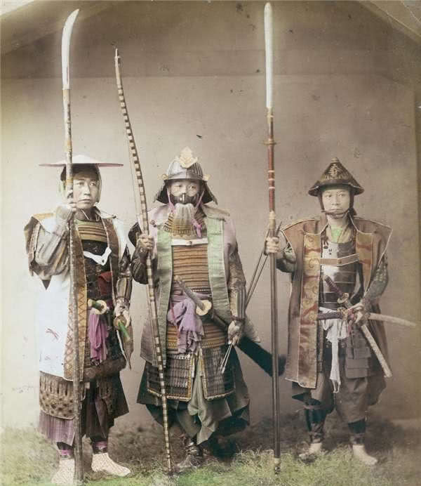 明治维新时期的日本武士,这身盔甲的工艺看起来相当繁复 返回搜