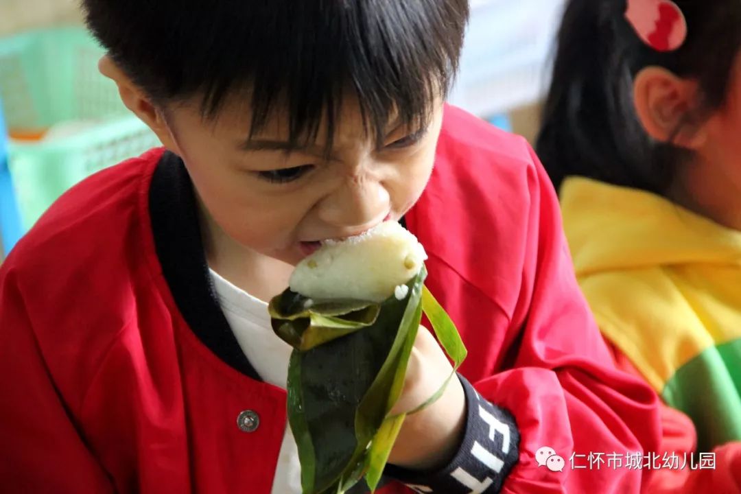 热气腾腾的粽子上桌了,孩子们品尝着家长合作包出的粽子,觉得今年的