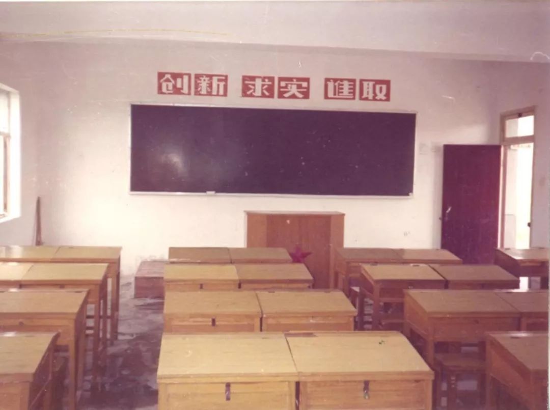 新校区的校园主干道 教室 老校区90年代初期的教室 新校区的教室 明志