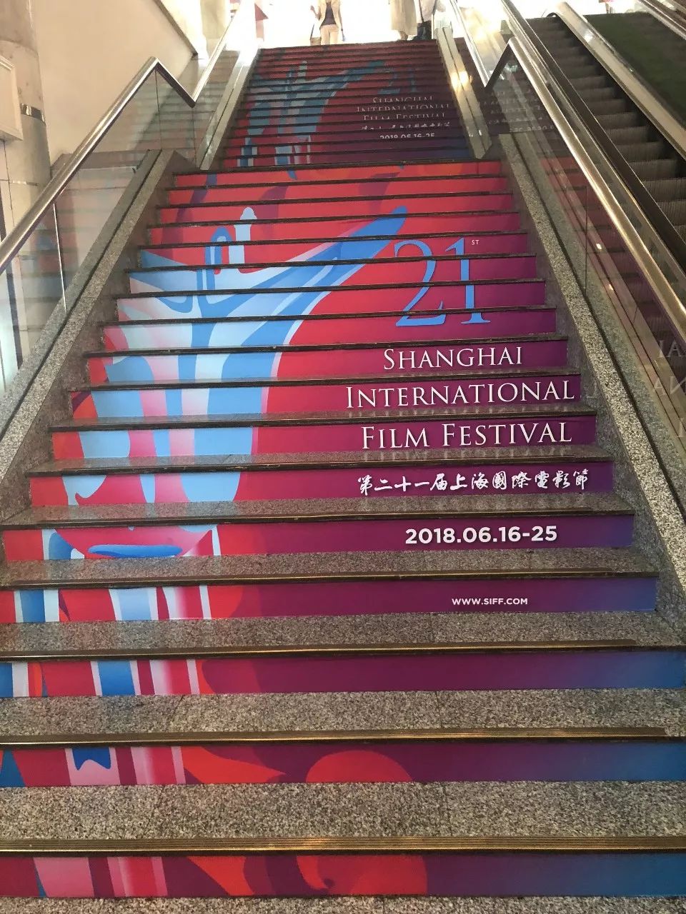 楼梯上都贴满了"一眼望不到尽头"的宣传条幅,上海影城也是非常用心了