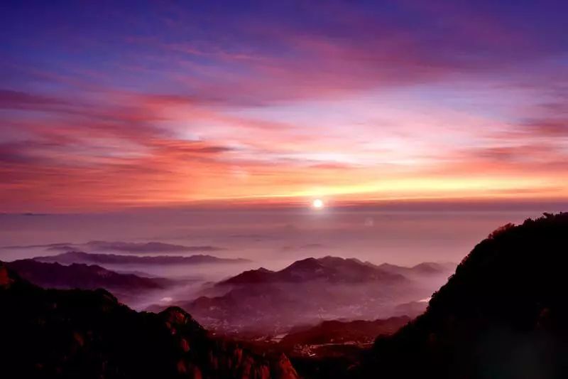 泰山日出,云海玉盘,晚霞夕照,黄河金带泰山最为有名的是"泰山四大奇观