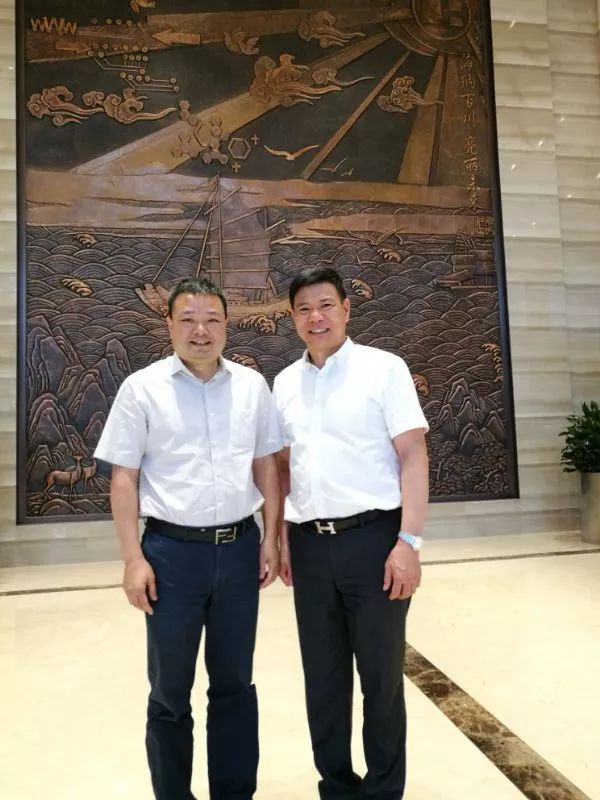 右为海亮集团冯海良主席,左为文澜书院理事长任平先生.