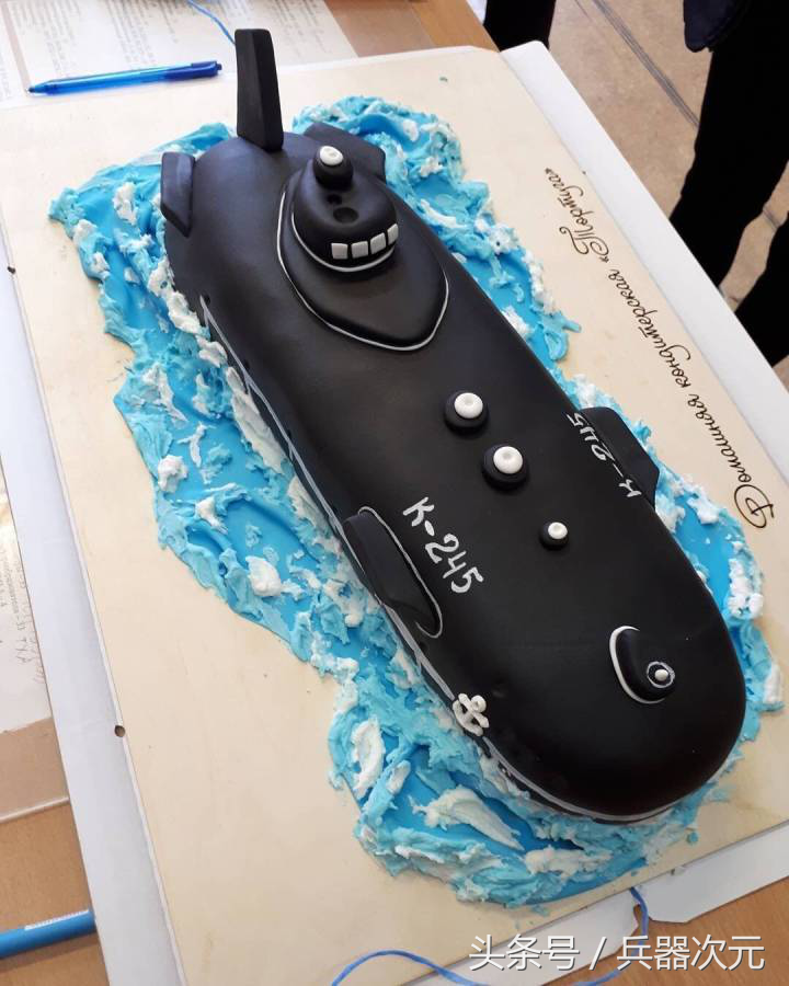 用蛋糕做潜艇,战斗民族的吃货真可爱