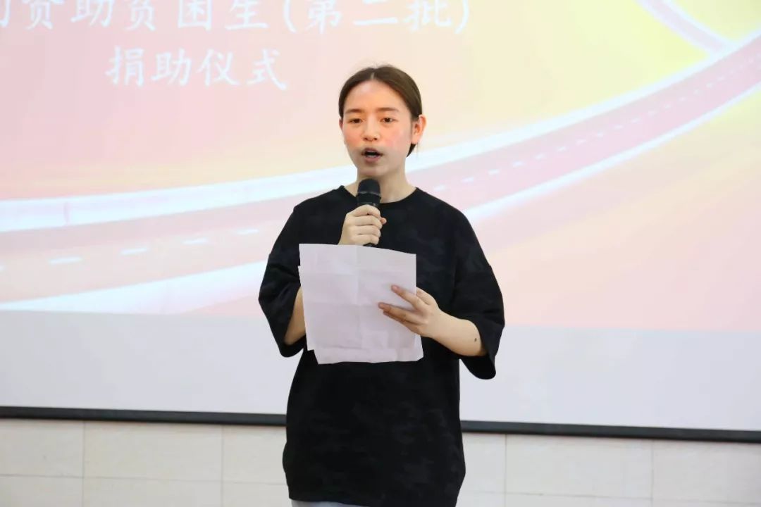 参加资助仪式的300多名渝西卫校师生全体起立,以热烈的掌声欢迎陈董的