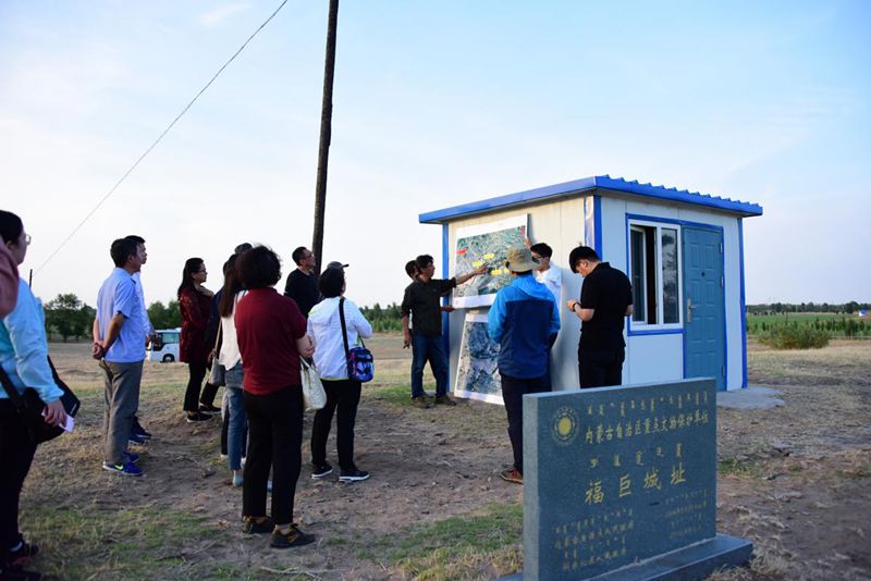 6月11日下午,与会人员在科尔沁区莫力庙苏木福巨古城遗址实地考察.