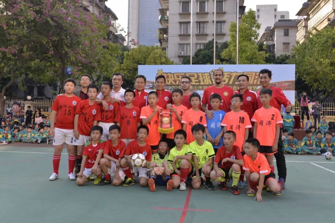 队旗飘飘 , 引领梦想飞扬 同济小学是广东省首批红领巾示范校,全国