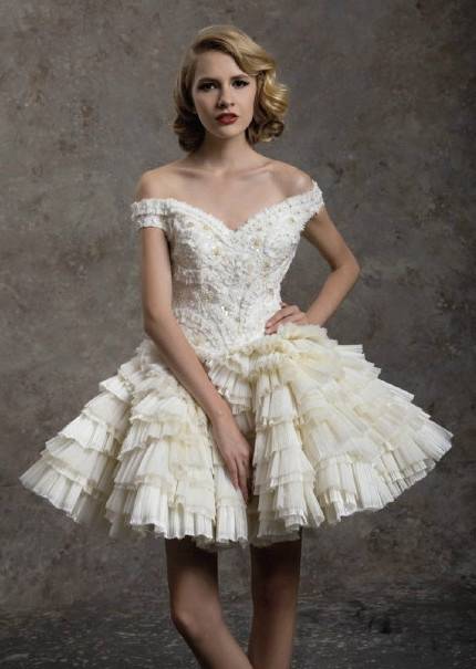 2018最新款婚纱短款_H&M推出2018婚嫁系列,凯特王妃同款婚纱只要1800！|一周看点(2)