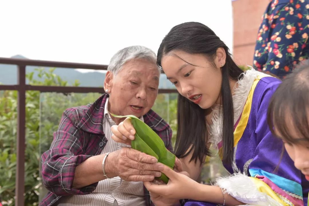 宜春金瑞今年的粽子为什么这么香原来有蛮多是美女扎出来的