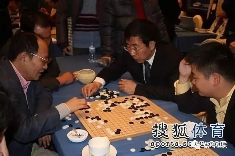 邱峻6岁学棋,他围棋生涯的每一步都凝聚着父亲的心血和智慧.