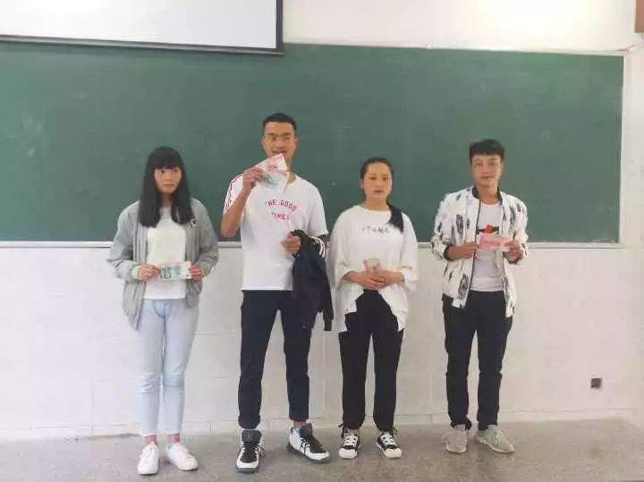 大关一中高中苗圃助学发放仪式另外,大关县一中,职中,翠华中学获得