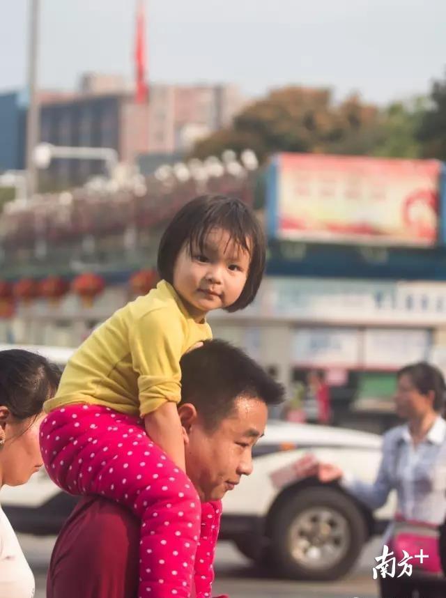 图集镜头中父亲感人的表情