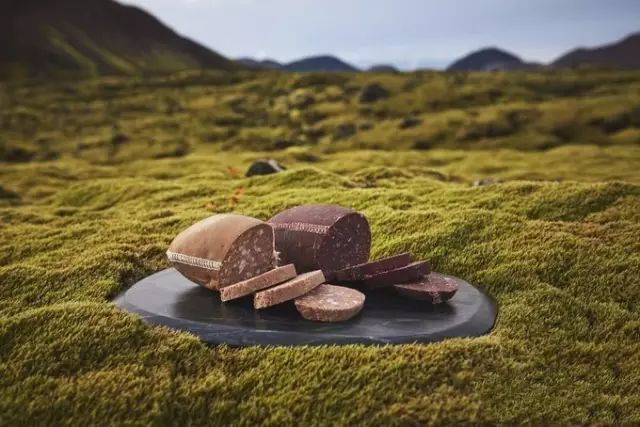 传统的冰岛主食是鱼和羊肉,熏鱼和干鱼是世界闻名的特产.