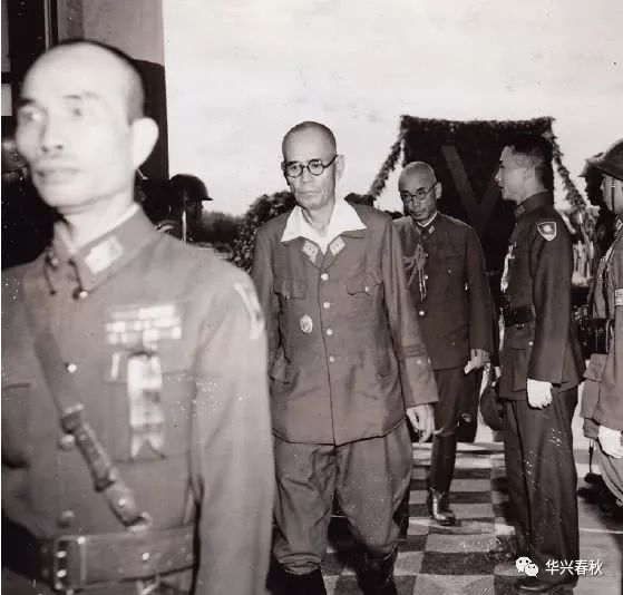 日本中国派遣军总司令官冈村宁次在参谋人员陪同下进入中国南京中央