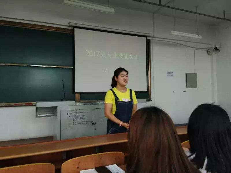 大会上,邵雪莹老师为大家讲解了普遍大学生大学毕业走向工作岗位的大