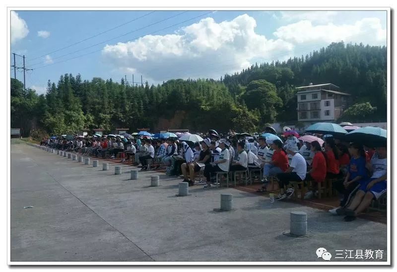 6月13日下午,柳州市戏曲剧院和戏剧家协会一行21人到三江县古宜镇二中