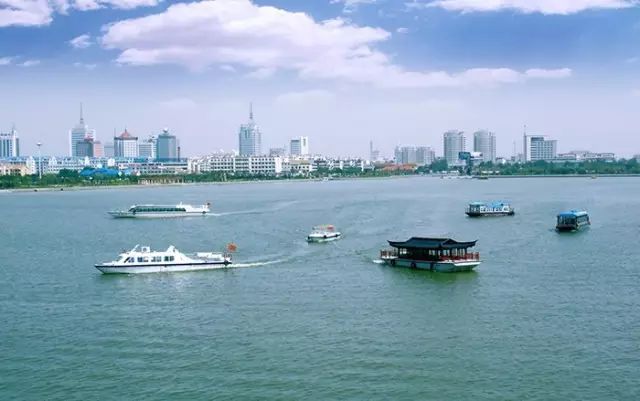 有一些风景 4a级景区 东昌湖风景区位于聊城市区内,总面积20