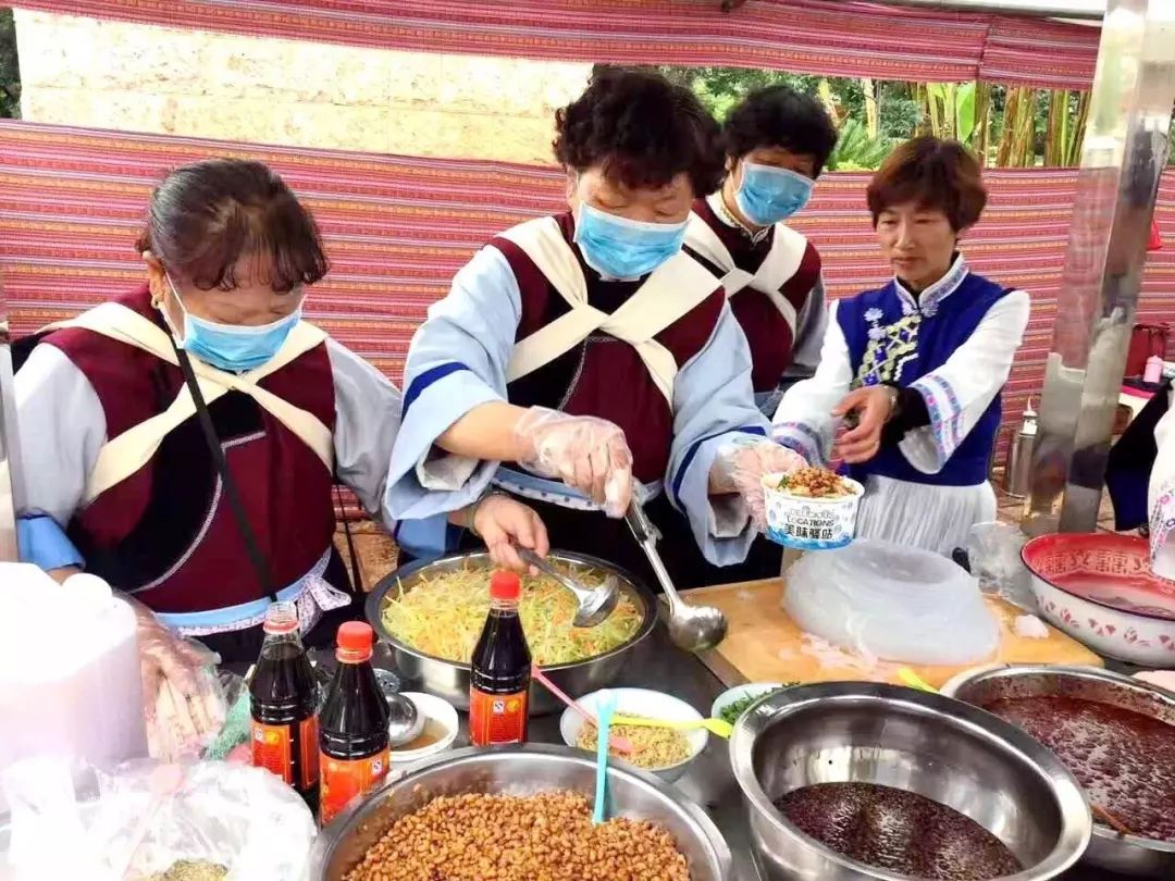 00至15:30在大研古城玉河广场开展纳西饮食文化展示活动