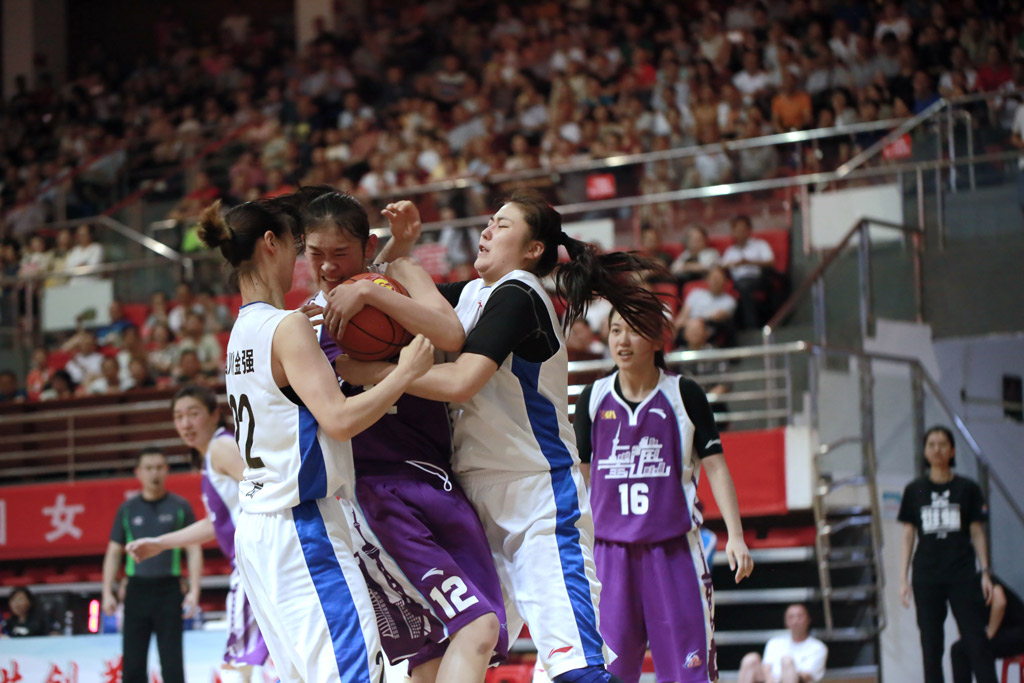 2018年全国女子篮球锦标赛(湖北神农架赛区)第六天比赛精彩图片