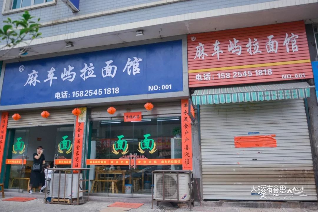 新店为蓝色招牌,新店的规模是隔壁旧店的两倍还多