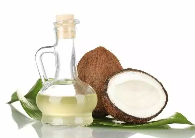 辛酸/癸酸甘油三酯,为椰子中的提取物,是 高清爽度无味油脂,属棕榈油