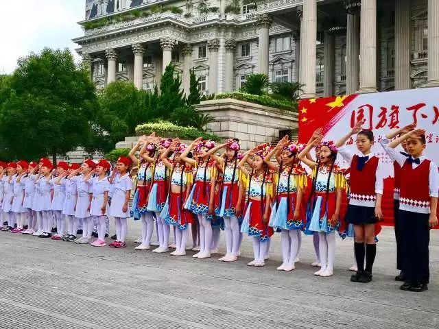 今天,爸爸陪我一同"在国旗下成长"!