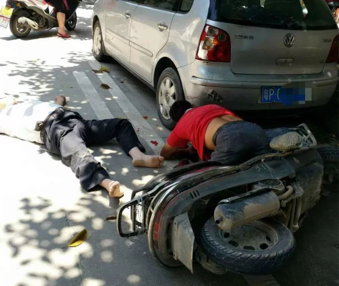 交通事故,女装摩托车撞向路边停靠的小车,乘客经现场抢救后证实已死亡