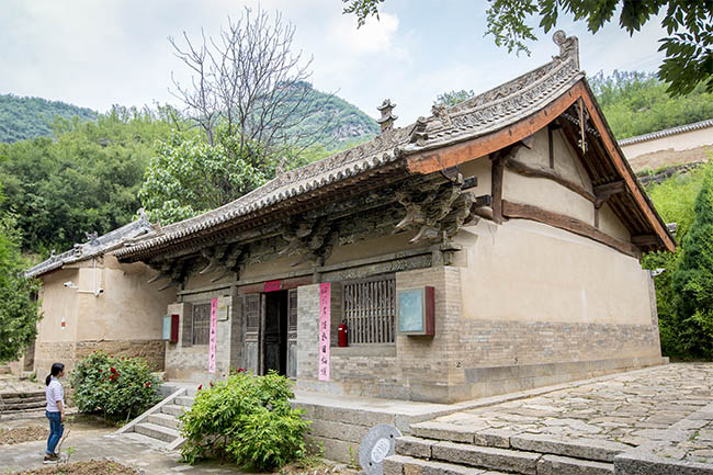 山西平顺县:龙门寺里有学校,西院住和尚,东院住师生