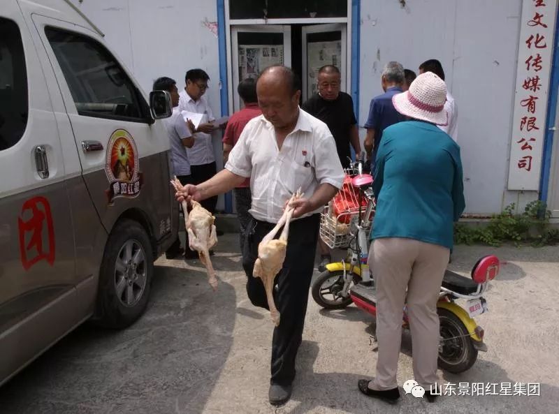 又到端午粽叶飘香城角徐党支部王远飞书记为居民免费发放粽子