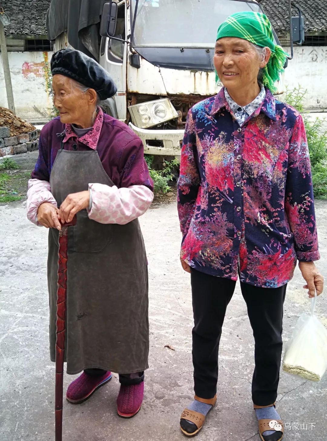 (绿头巾的老人家是文山人.她闺女在大湾上课,她经常前来帮助葱葱母子)