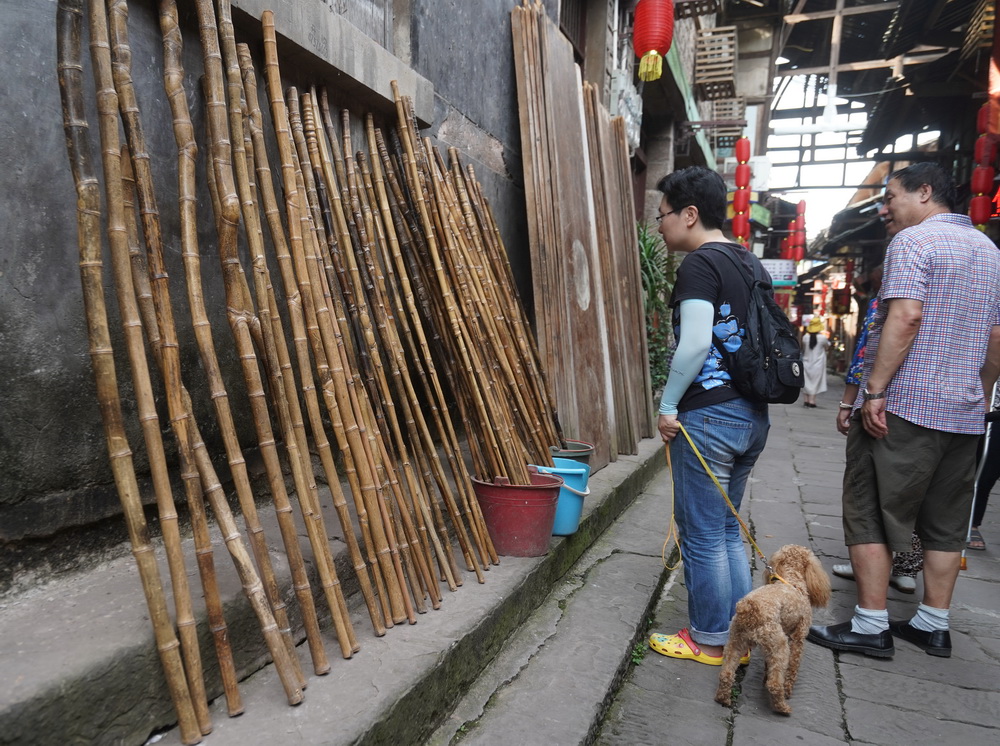 一直没有明白这些竹棍是做什么的,是做拐杖?还是做棒棒?