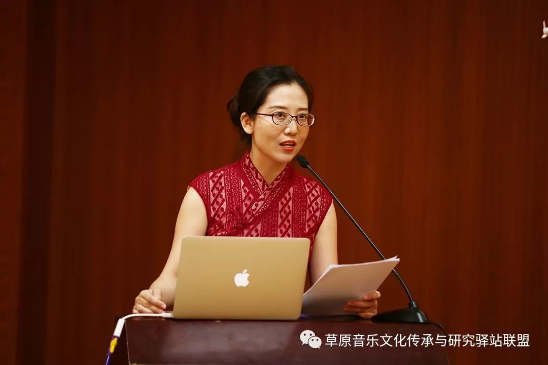 内蒙古艺术学院副院长蔡广志宣读成立"中国—中东欧国家民族文化艺术