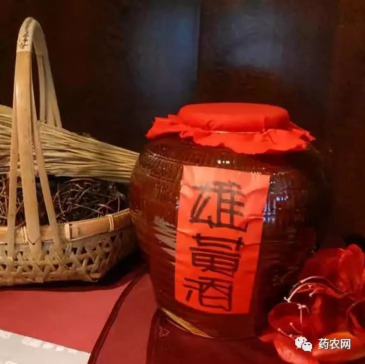 饮雄黄酒端午饮雄黄酒的习俗,从前在长江流域地区极为盛行.