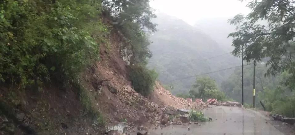 暴雨致陕西这里多地塌方泥石流道路被淹