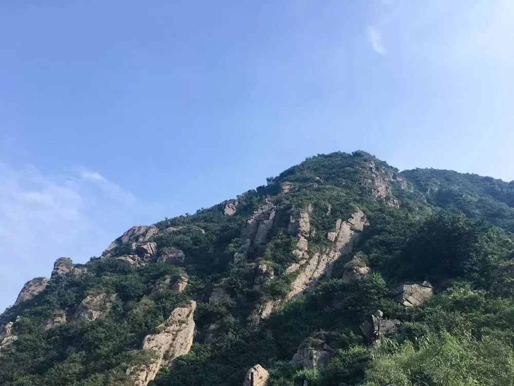 门头沟区的妙峰山,距市区55公里,主峰海拔1291米