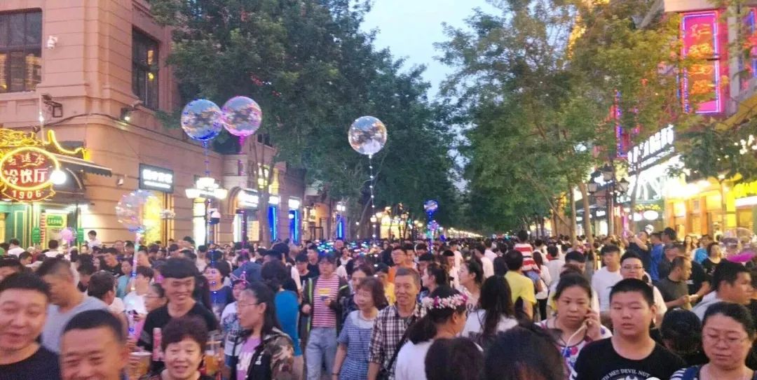 1000000人涌向中央大街哈尔滨人的端午狂欢夜