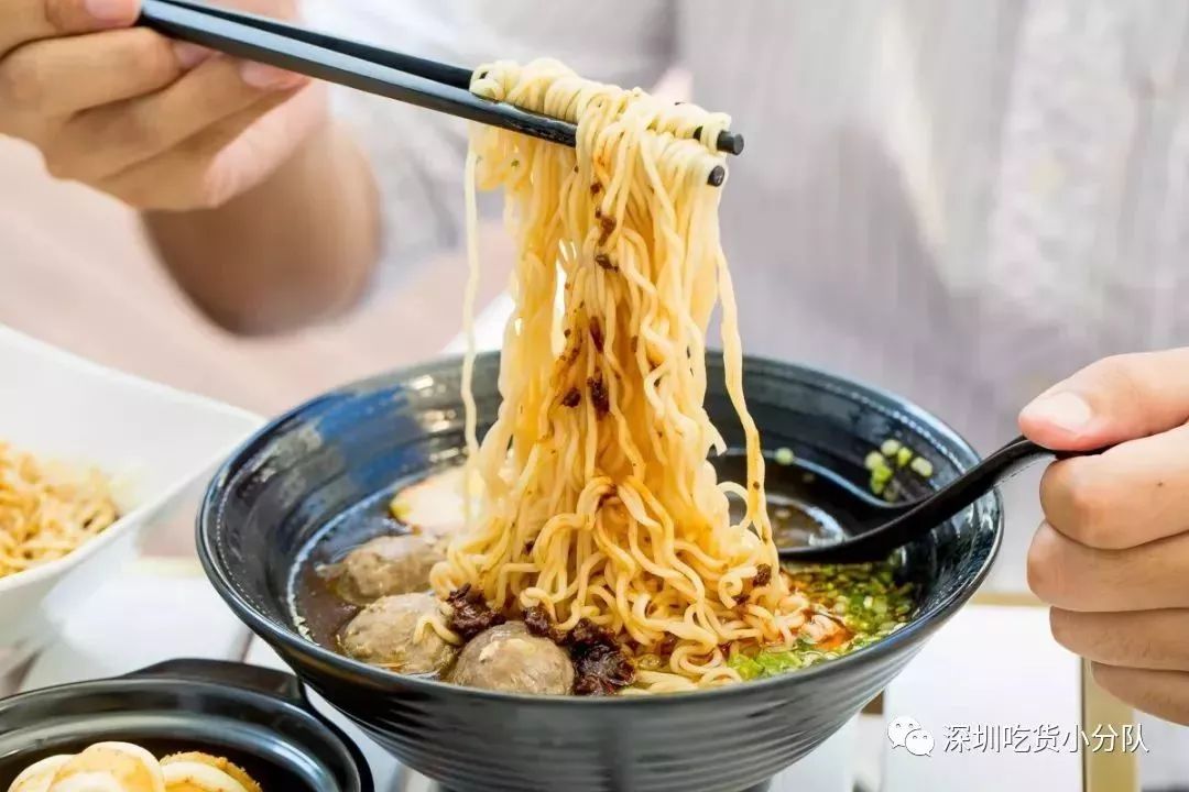 葱烧肉臊鸡蛋丸子汤面