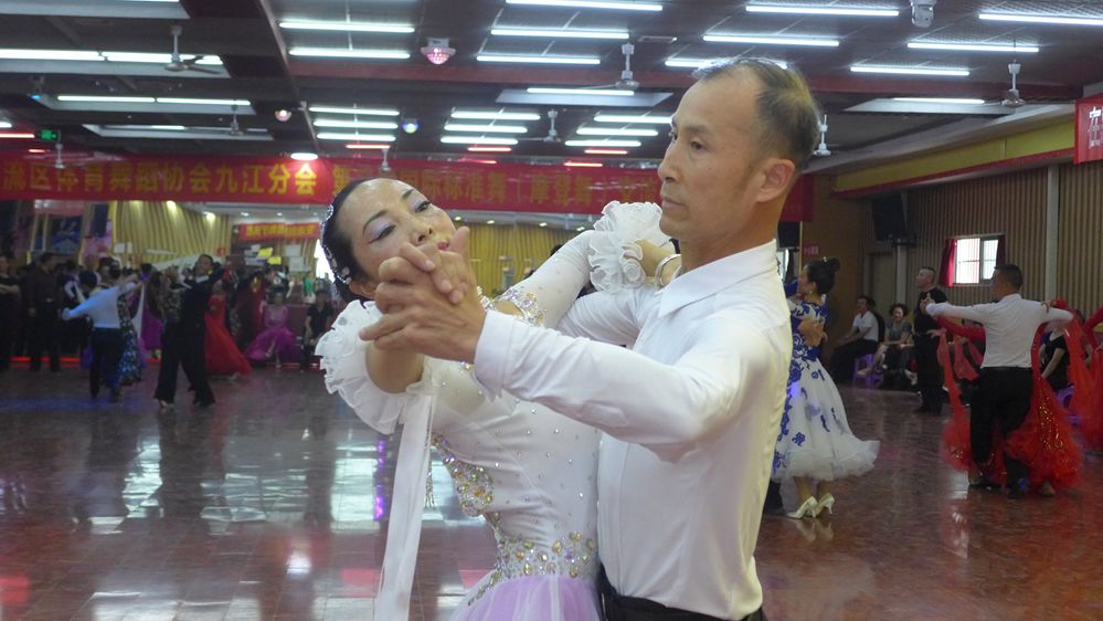 《雁葫舞培中心成功举办双流区2018年第三届摩登舞会》