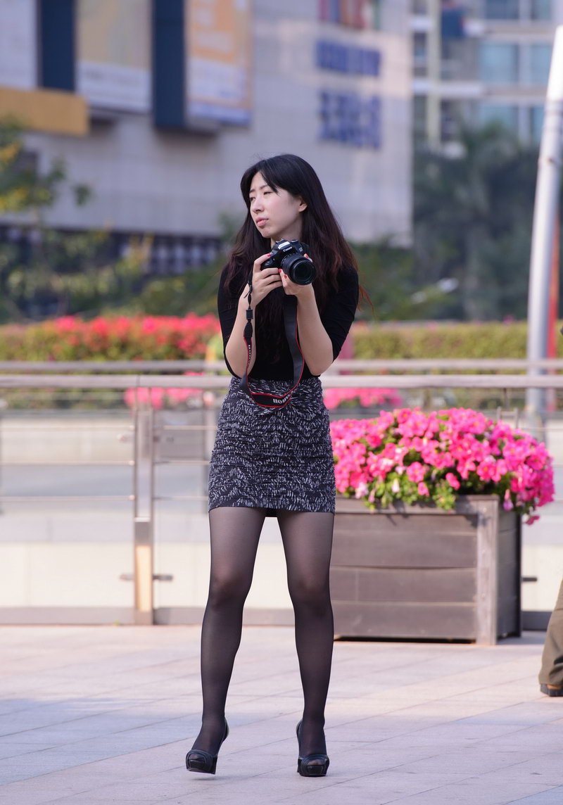 蓝月帝国街拍:学习摄影的黑丝袜美女