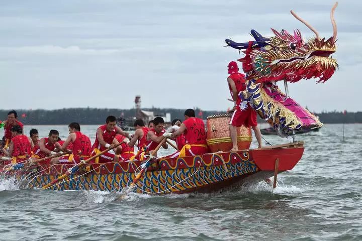 赛龙舟在中国南方地区普遍存在,在北方大部分会划旱龙舟或者舞龙船.