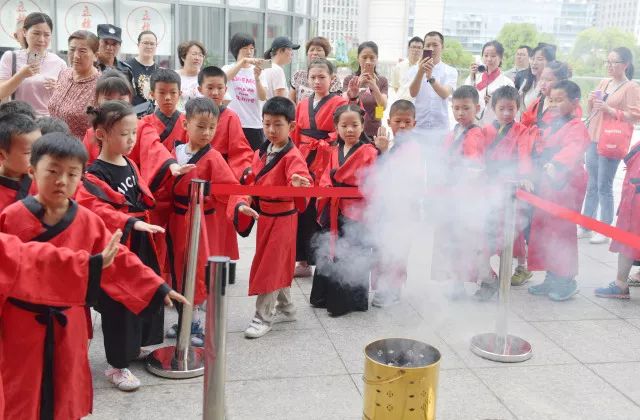 通过熏药渣,佩香囊,兰汤祓禊,额头画王,包粽子等形式多样的端午传统