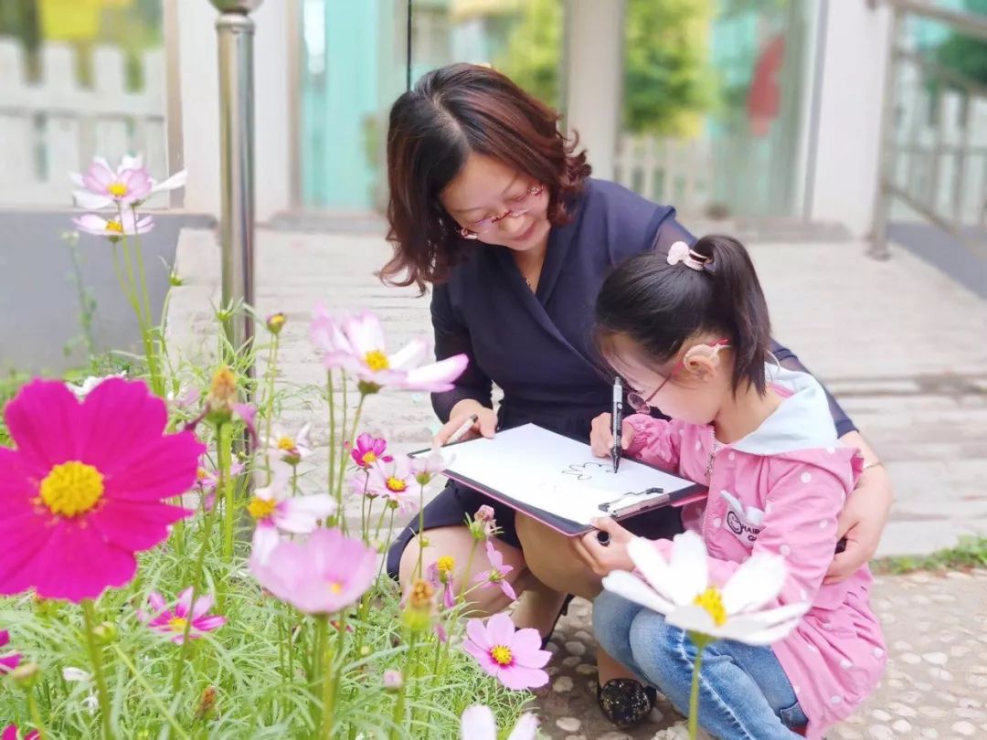 我是幼儿园老师教师用心浇灌花朵的职业曹小玉