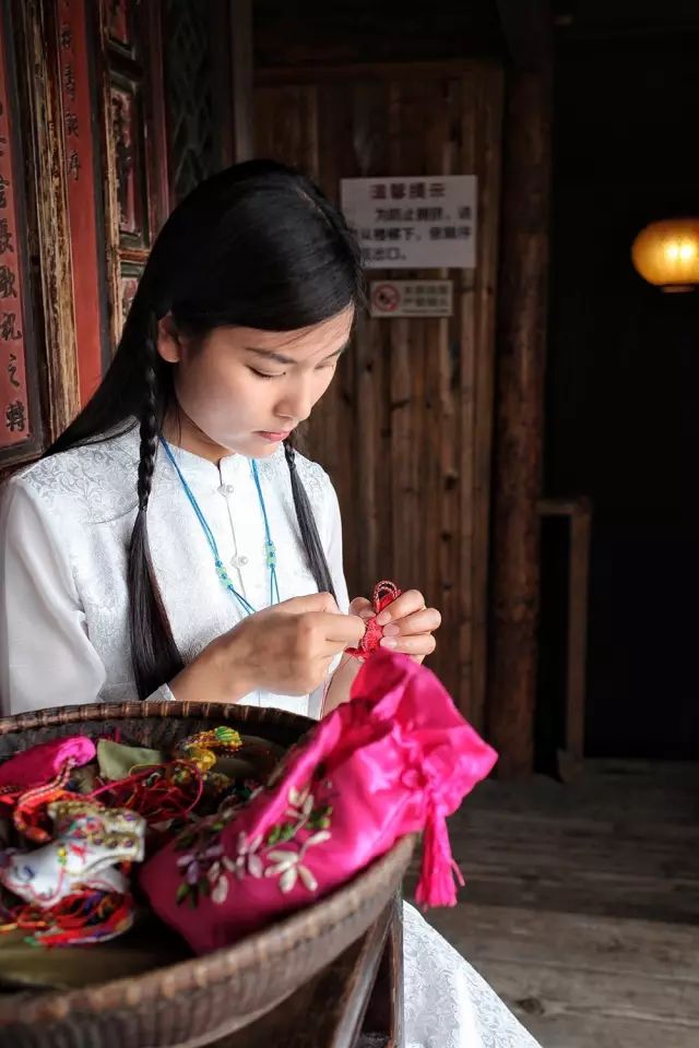 端午节前后,心灵手巧的女人们就用丝线织成缨络,放上一棵小而圆的大蒜