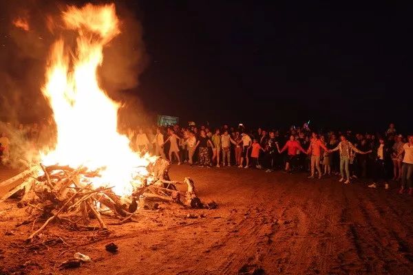 露营篝火晚会为端午添野趣