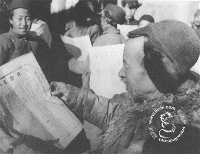 老照片上的1947年土地改革:斗地主,分田地