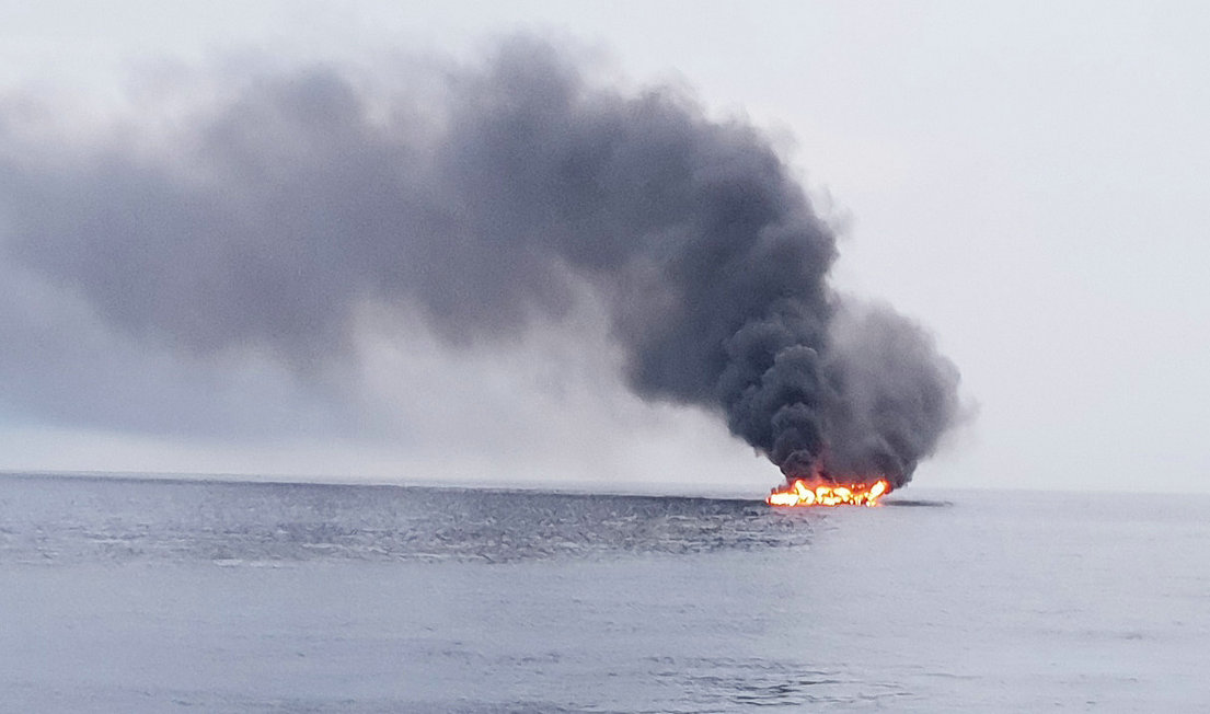 当地时间2018年6月19日,韩国济州,海上渔船起火,火势迅速蔓延,火灾