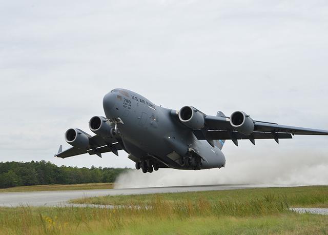 c-17运输机从沙漠强行起飞,不愧"全球霸王"称号!