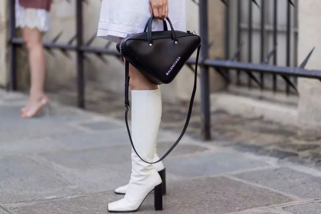 什么？时尚界最近流行背“塑料包”，拎“塑料袋”出门？