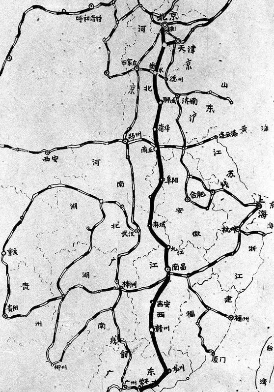 京九铁路在1992年开工,1993年2月20日,京九铁路建设全面展开,全长2500